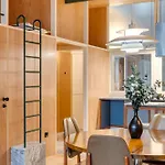 Uma Foyer 25