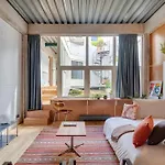 Uma Foyer 25 *